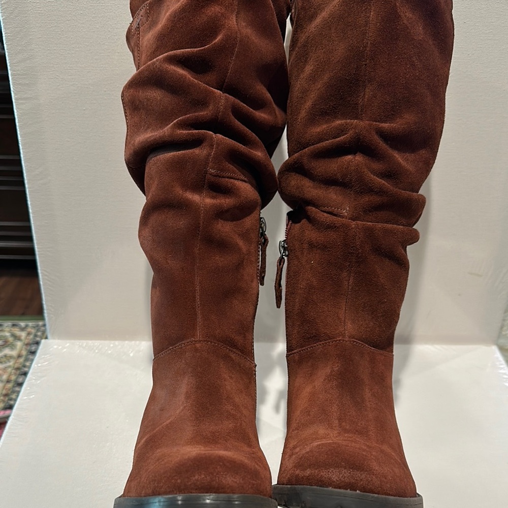 NWT Clarks women Clarkwell Rise Sloughy British Tan Suede Boots with 1/2 zipper.